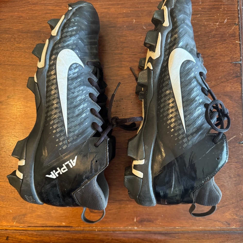 The Nike Alpha Men’s Black Football Cleats, SIZE 10.
